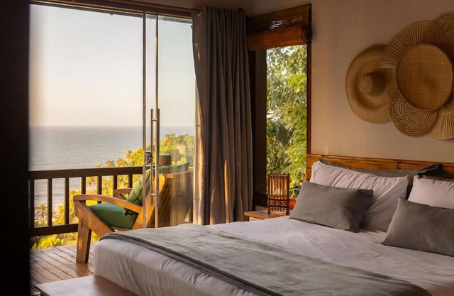 Casa com 4 Suítes, Piscina e Churrasqueira