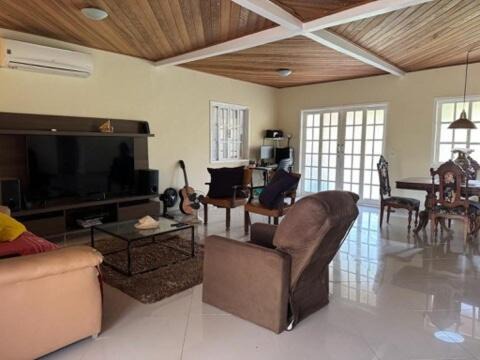 Casa com piscina e churrasqueira para familia