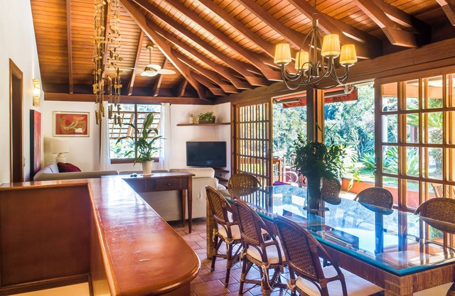 Casa Completa com Piscina em Condomínio Fechado, Área de Lazer e Muita Natureza