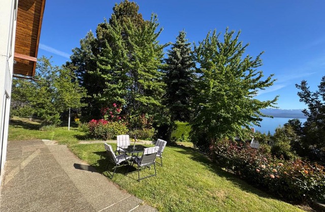 Casa con parque y vista al lago
