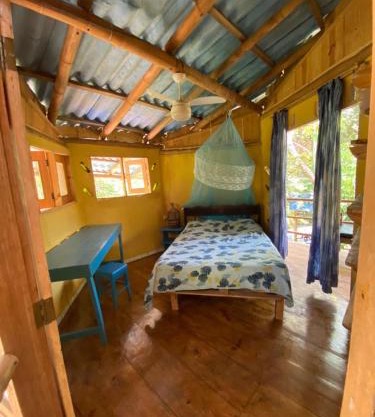 Casa de bambu e garrafas no litoral de Serra Grande