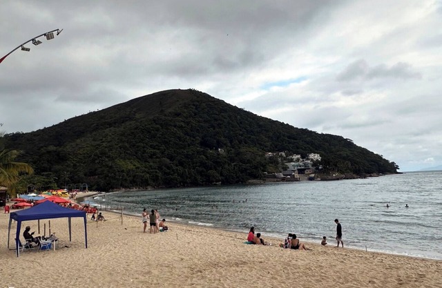 Casa espaçosa com churrasq e Wi-Fi a 400m da praia