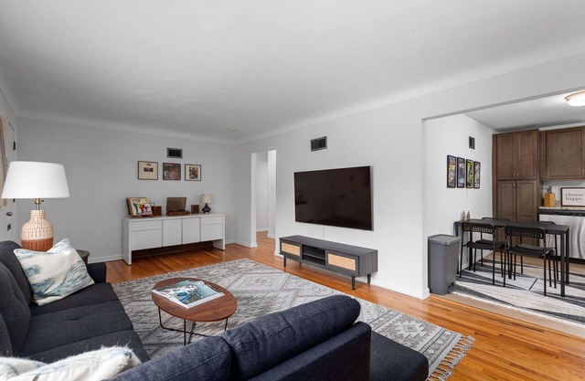 Casa Forest Park. New. Within blocks of Forest Park, Wash U and Delmar Loop.