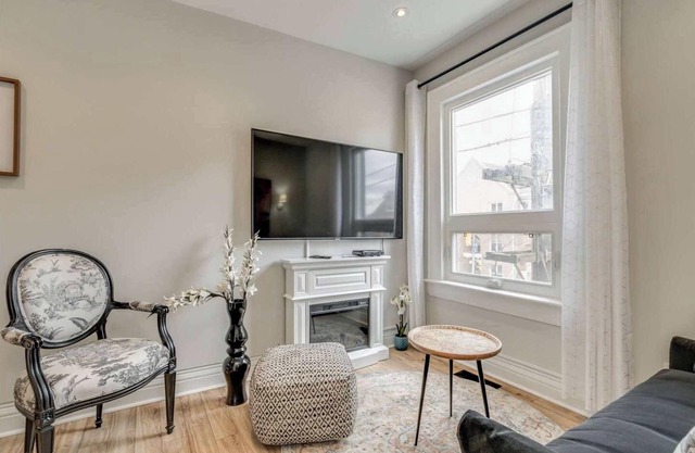 Casa Hotel: Chic Suite w Fireplace Leslieville