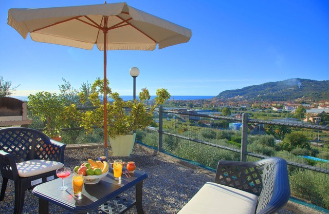 Casa Ilaria - Pequeña villa independiente para 4 personas, con jardín y vistas al mar