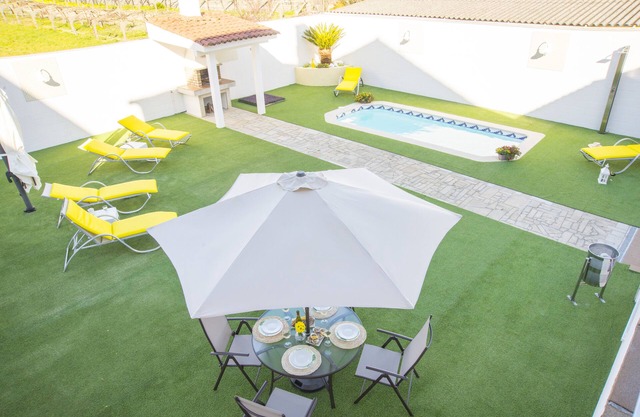 Casa LAS PALMERAS, villa vacacional con piscina y barbacoa en las Rías Baixas