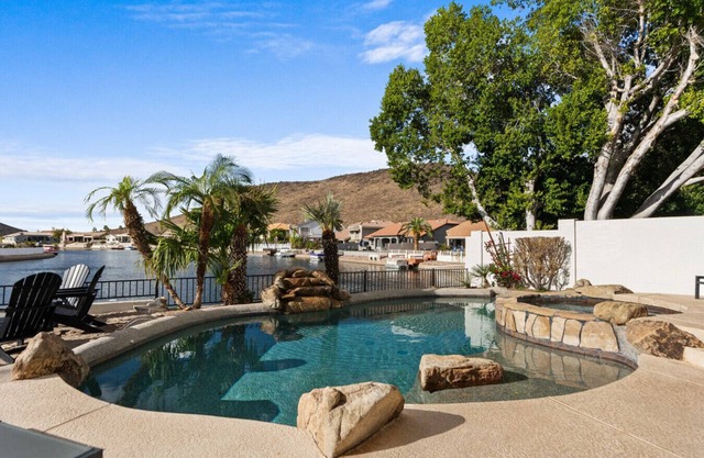 Casa Madera | Lux Getaway w/ Boat & Fire Pit