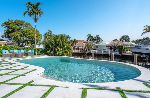 Casa Maria-3 Bedroom-2 Bath for 6 Guests-Waterfront-Heated Pool-Near Beaches