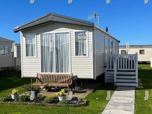 Casa Mariposa Lovely 3 bedroom caravan at Seal Bay Resort Selsey