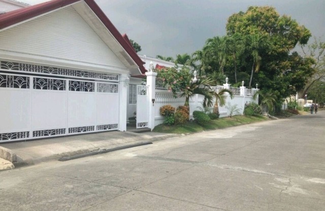 Casa Meyer's 500sq m lot, 300sq.m. BF Homes Int. with pool and Jacuzzi.