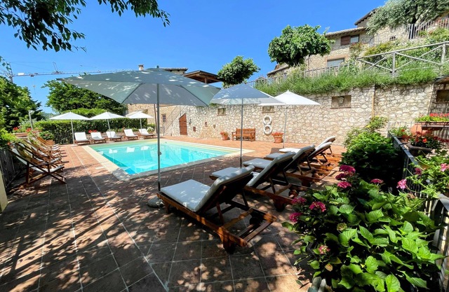 Casa Piscina sleeps 5, pretty setting next to pool with private garden nr pool