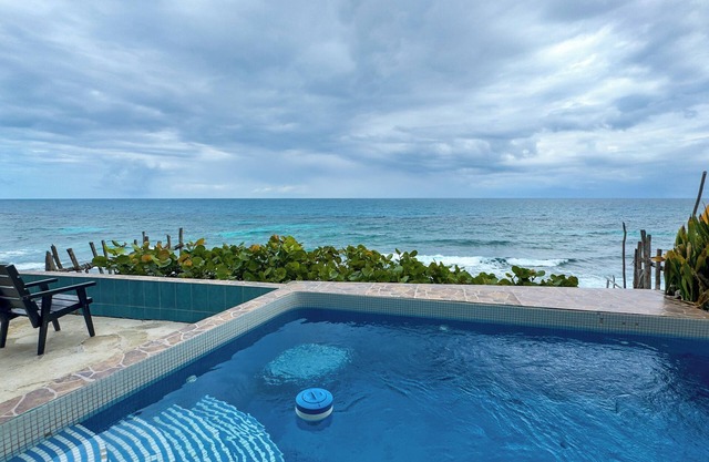 Relajante frente al mar 2 hab Villa con piscina + VISTAS !! ¡Genial para amigos y familiares!