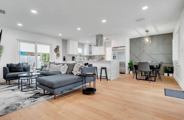 Casa Rosa 3 Bed 2 Bath w/Pool& BBQ 5 Min to Beach