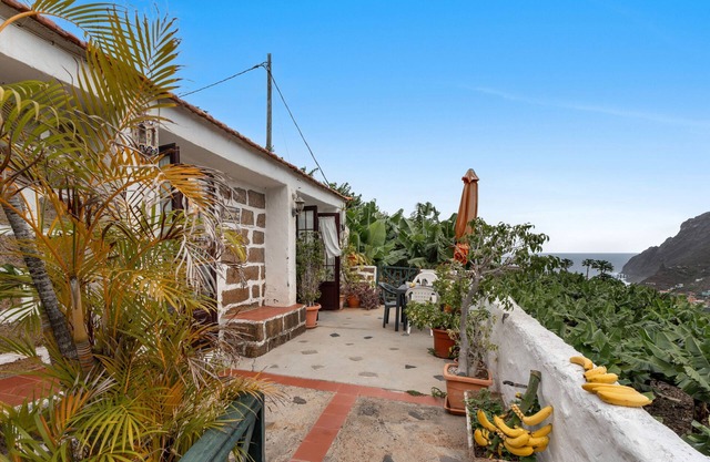 Apartamento 'Casa Rural La Cuadra' con vistas al mar, terraza privada y Wi-Fi