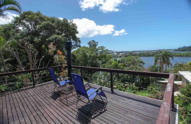 Casa de artista única con el telón de fondo del bosque e impresionantes vistas al lago