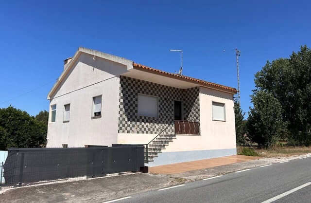 House 20 minutes from Santarém, center of Portugal We accept pets!