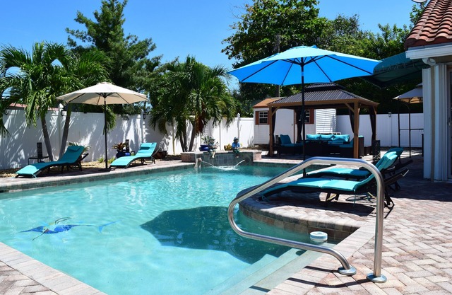 CasaDelray! Your Spacious 5BR Coastal Retreat Just Minutes Away From The BEACH