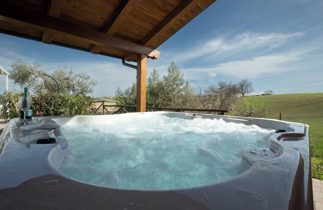 Casal Tartan - Villa with swimming pool and heated jacuzzi