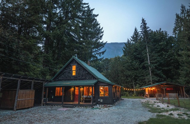 Cascade Crossing- fenced yard, spa, tons of amenities near Stevens Pass