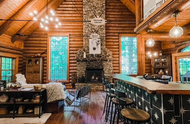 Cashiers Creek Front True Log 4,300 sqft Mountain Lodge, EV Charger + FiberOptic