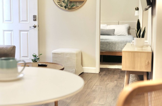 Casita Mar -Cozy, Bright and Private 10 mins to downtown