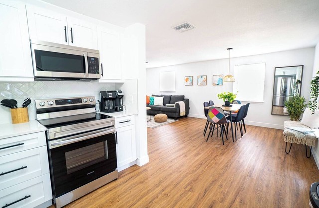 Casita-Stylish Garden Home 5 Min to Bayshore water