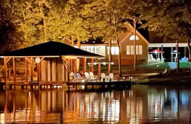 Castaways Waterfront with Many Amenities Private Boat Ramp