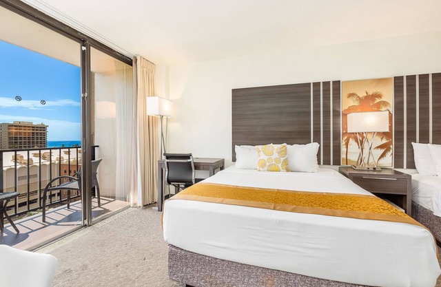 Castle at Palms at Waikīkī