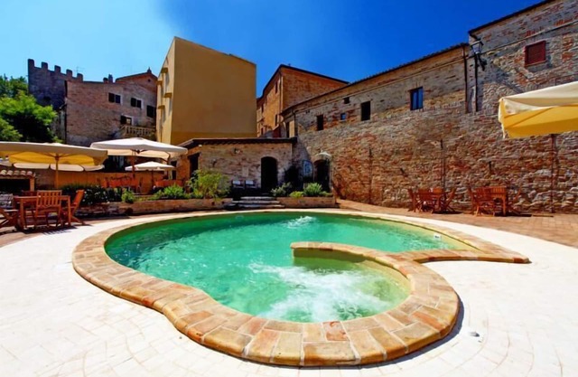 Castillo en el casco antiguo con vistas al mar y piscina - Evento corporativo de vacaciones grupales