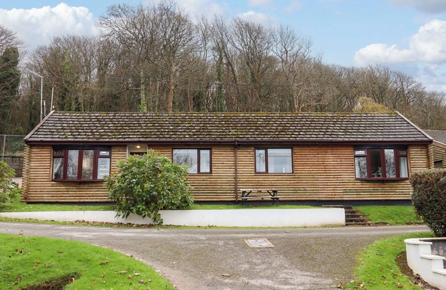 CASTLE VIEW LODGE, pet friendly, with pool in Ilfracombe