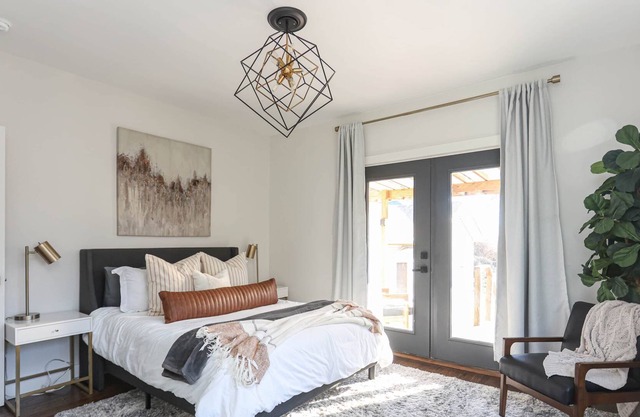 Center of Tulsa, 1 Block to TU, <5 min to Expo