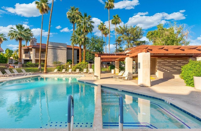 Central 2BR Condo Near Golf, Shopping & Nightlife