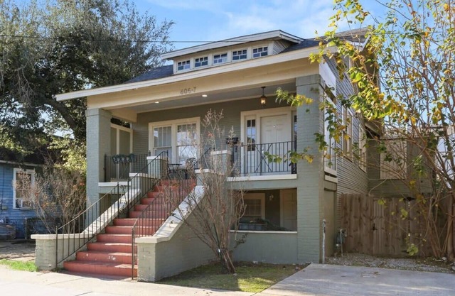 Central 3bd home with Lovely Front Porch&Parking!