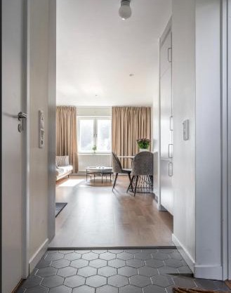 Central apartment 5min drive to the Airport.