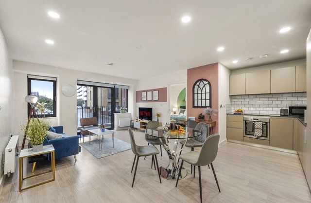 Central Bedford Modern Apartment with Parking, Gym