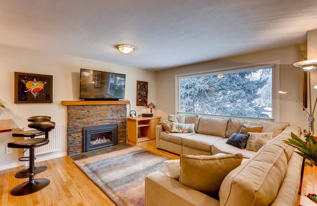 ~ Central Boulder Gem - ¡20 acres de estacionamiento por la puerta trasera! ~