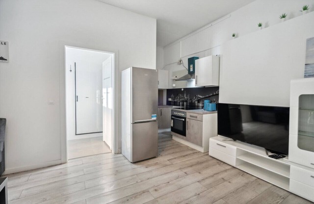 Central Lichtenberger Apartment for 6 People