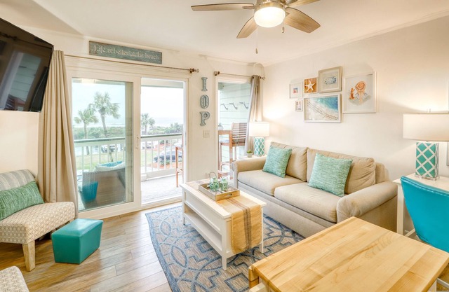 ¡Villa central y moderna con hermosas vistas al mar y piscina comunitaria y parrillas!