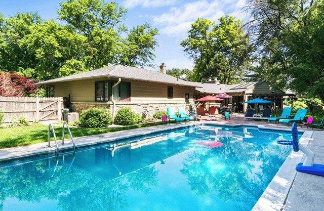 Central Omaha Pool w/ Spa Oasis + Fire Pit + 3 Living Rooms
