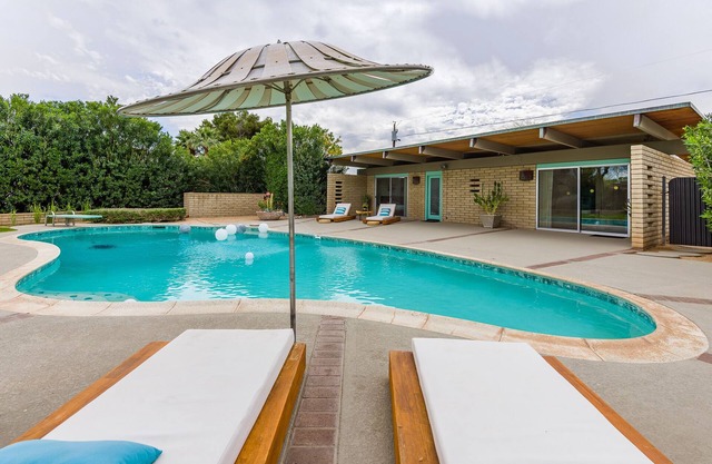 Frank Lloyd Wright inspiró la piscina turquesa en el centro de Scottsdale