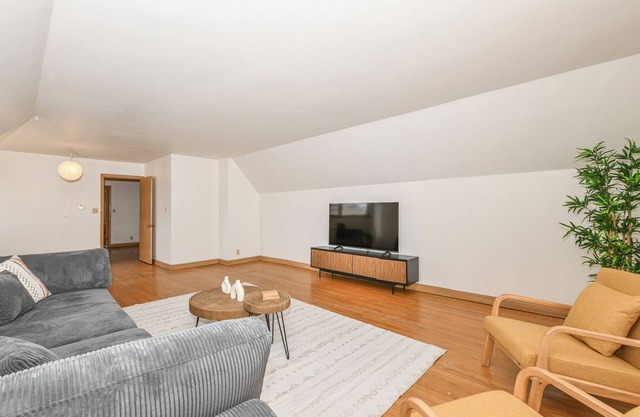 Central Spacious Unit: Pet Friendly W/ King Bed