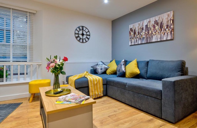 Central Stamford Retreat - Stylish 2-Bed Apartment & Parking