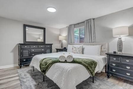 CentralAC*Smart TVs*FirePit*BBQ*King*FullKitchen