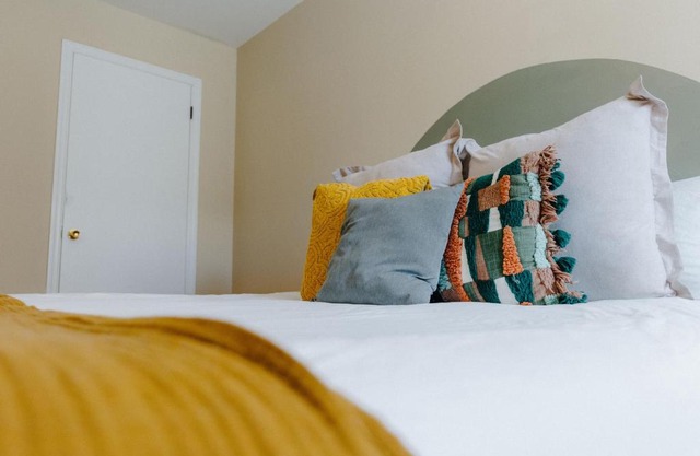 Centrally Located 3BR Overton Square Fast WiFi Free Parking Yes Pets