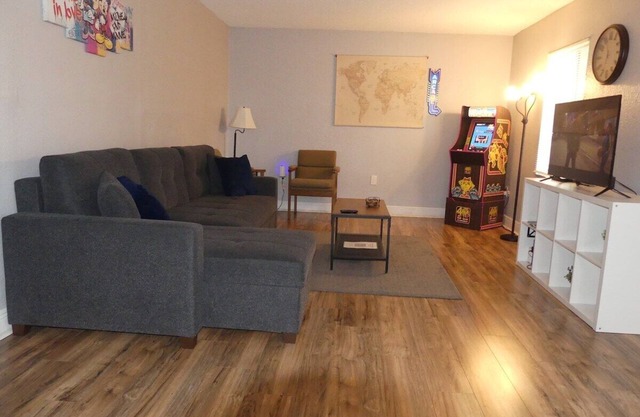 Centrally located cozy 2BR near attractions