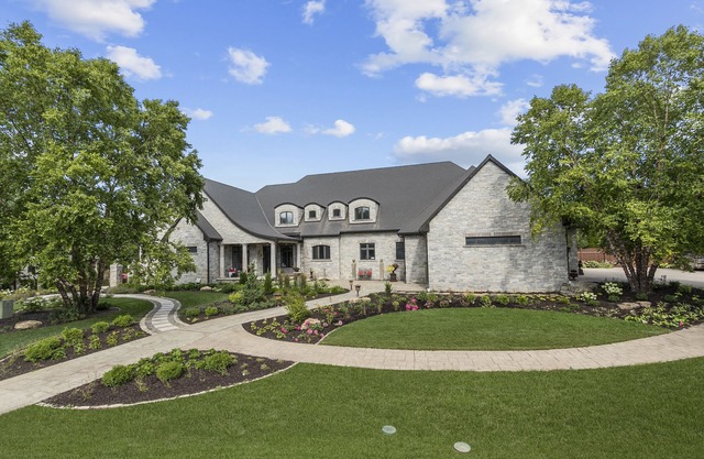 Centrally located Fox Valley estate in sought-after Neenah