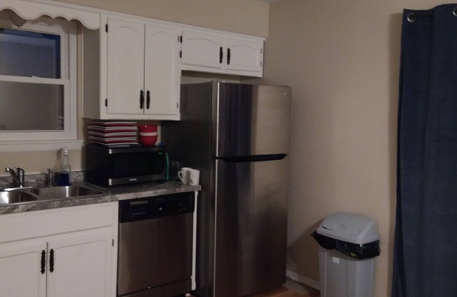 Centrally located Townhouse close to Cable Dahmer Arena and Independence mall..