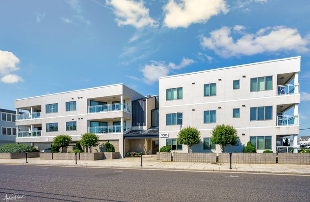 Ubicado en el centro de Stone Harbor, frente a la playa ya 1 cuadra del centro comercial, restaurantes y lugares de entretenimiento.