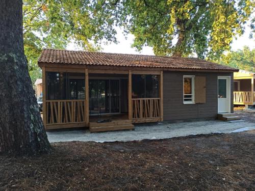 Chalet 2 Chambres à Labouheyre avec Piscine Chauffée, WiFi et Terrasse au Bord d'un Lac - FR-1-783-25