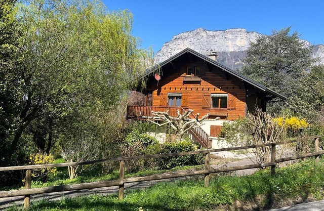 Welcome to Le Chanois Chilet, at the foot of the mountains and 10 minutes from Lake Annecy